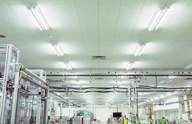 地球温暖化対策のため、省エネ機器への積極的な更新を実施。工場内照明および構内外灯は9割以上がLED化完了。