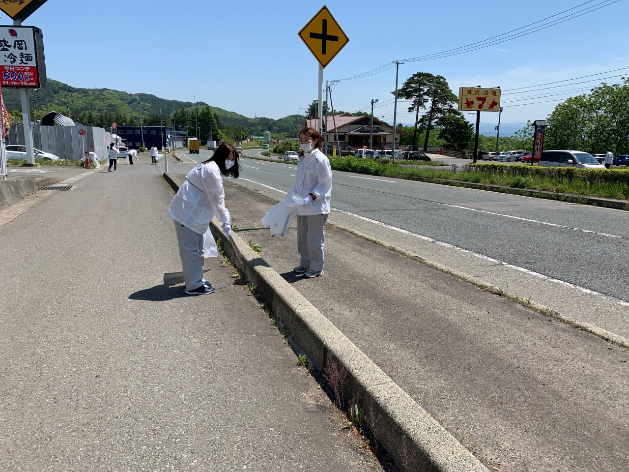 国道46号線沿いのゴミ拾い