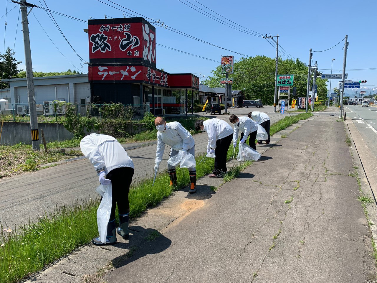 国道46号線沿いのゴミ拾い