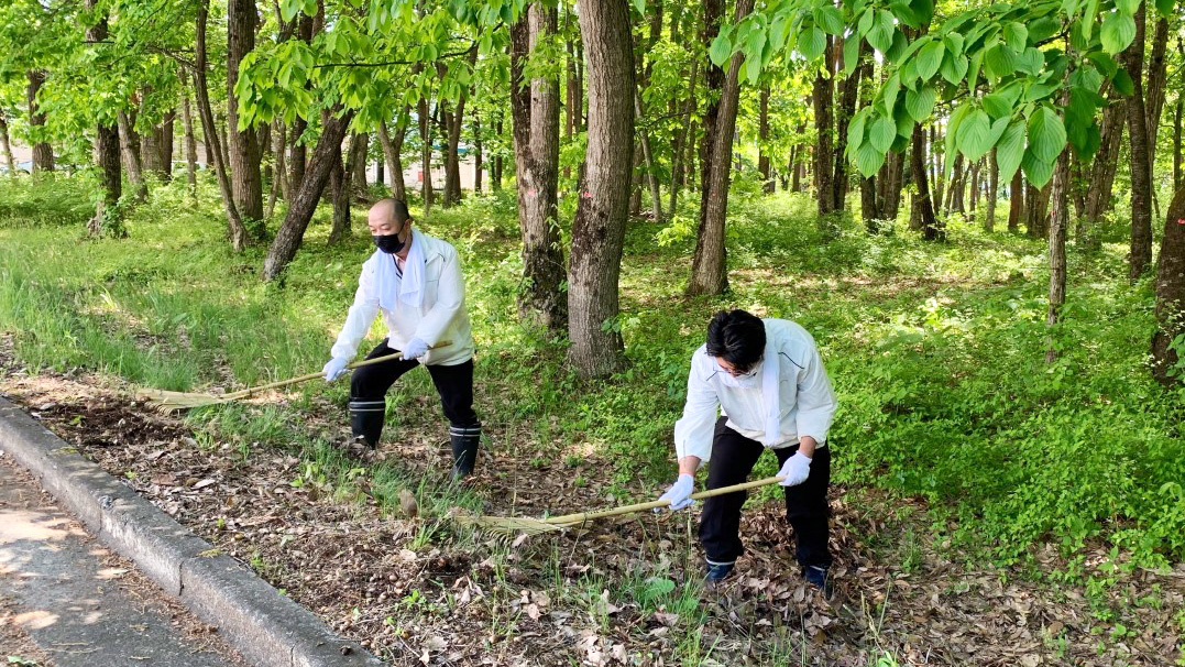 構内わくわくの森の落ち葉搔き