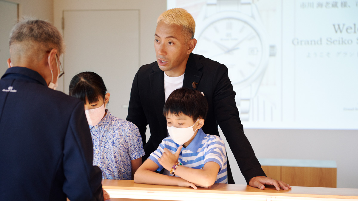 ショーケースを見る市川海老蔵さん、市川ぼたんさん、堀越勸玄くん