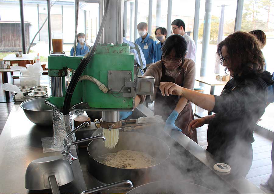 冷麺製作体験の様子