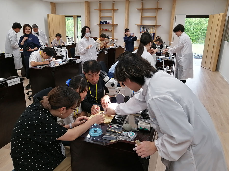 時計の分解組立を学ぶ様子