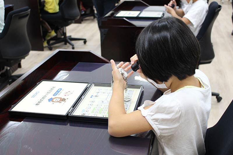 時計の小さな部品を観察してみよう