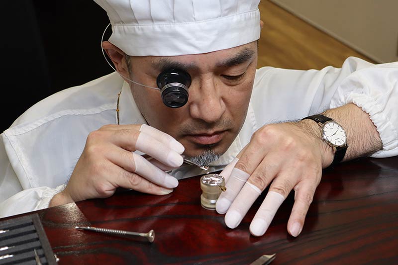 現代の名工による時計の組立実演