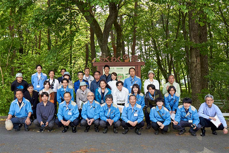 「わくわくの森」の看板前で集合写真