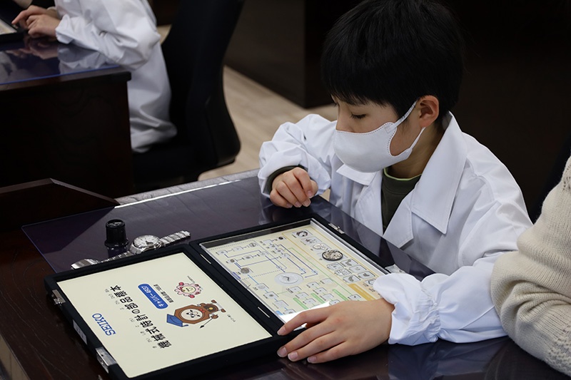 時計の部品を観察