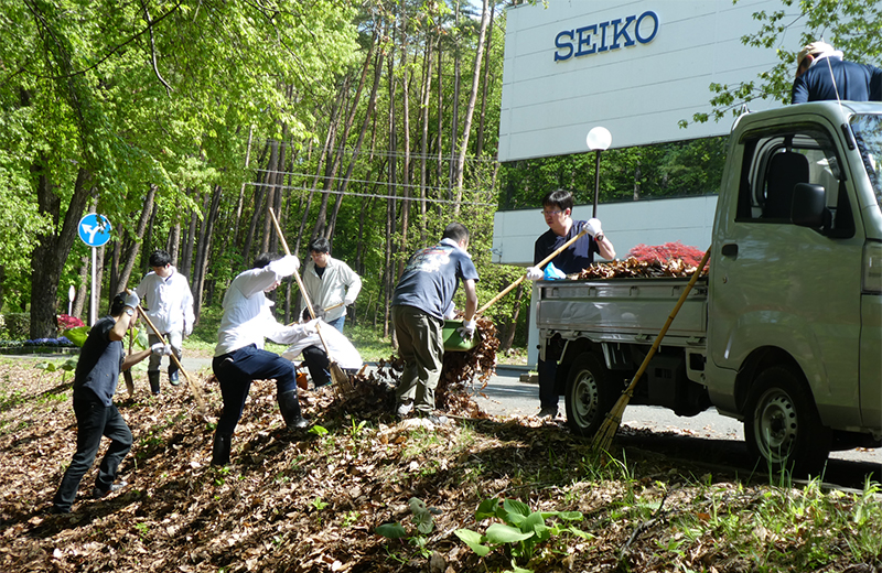 「グリーンウェーブ活動」では落ち葉かきや堆肥作りも行われた