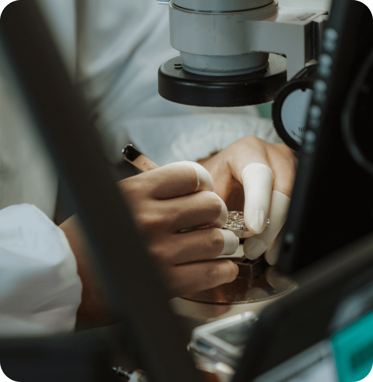 顕微鏡を使用した作業風景