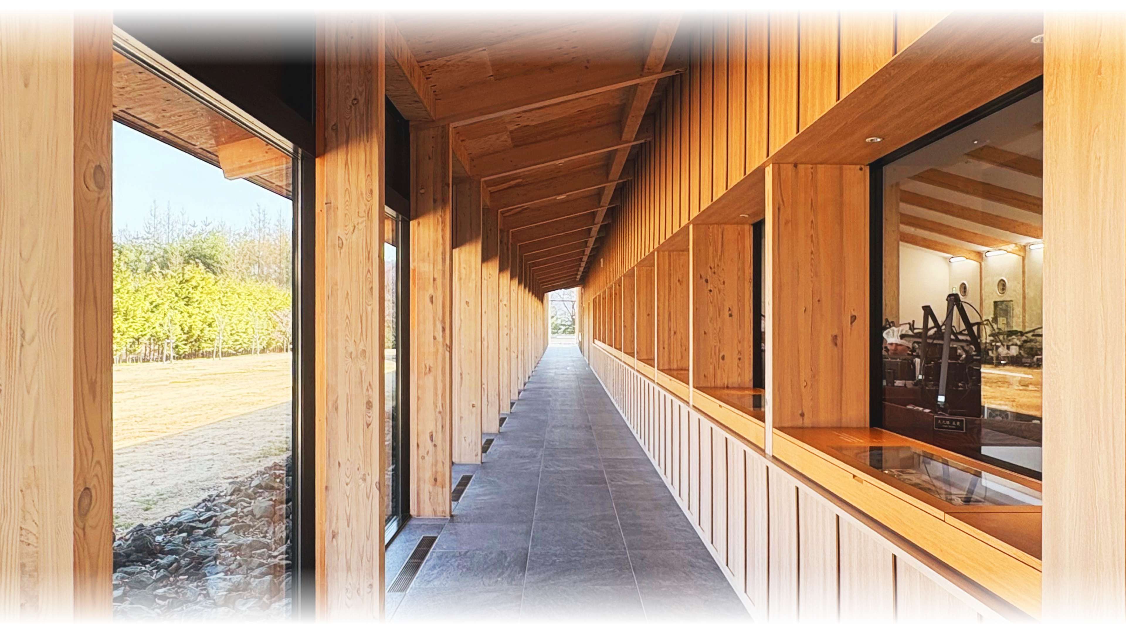 木の温もりを感じる工房の廊下